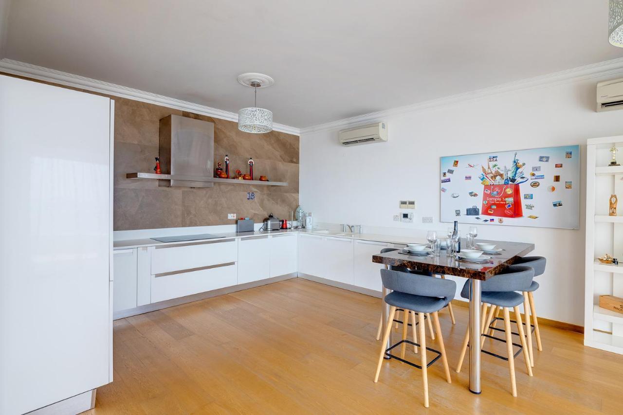 Seafront Apartment In Sliema With Pool, Upmarket Complex Exterior photo