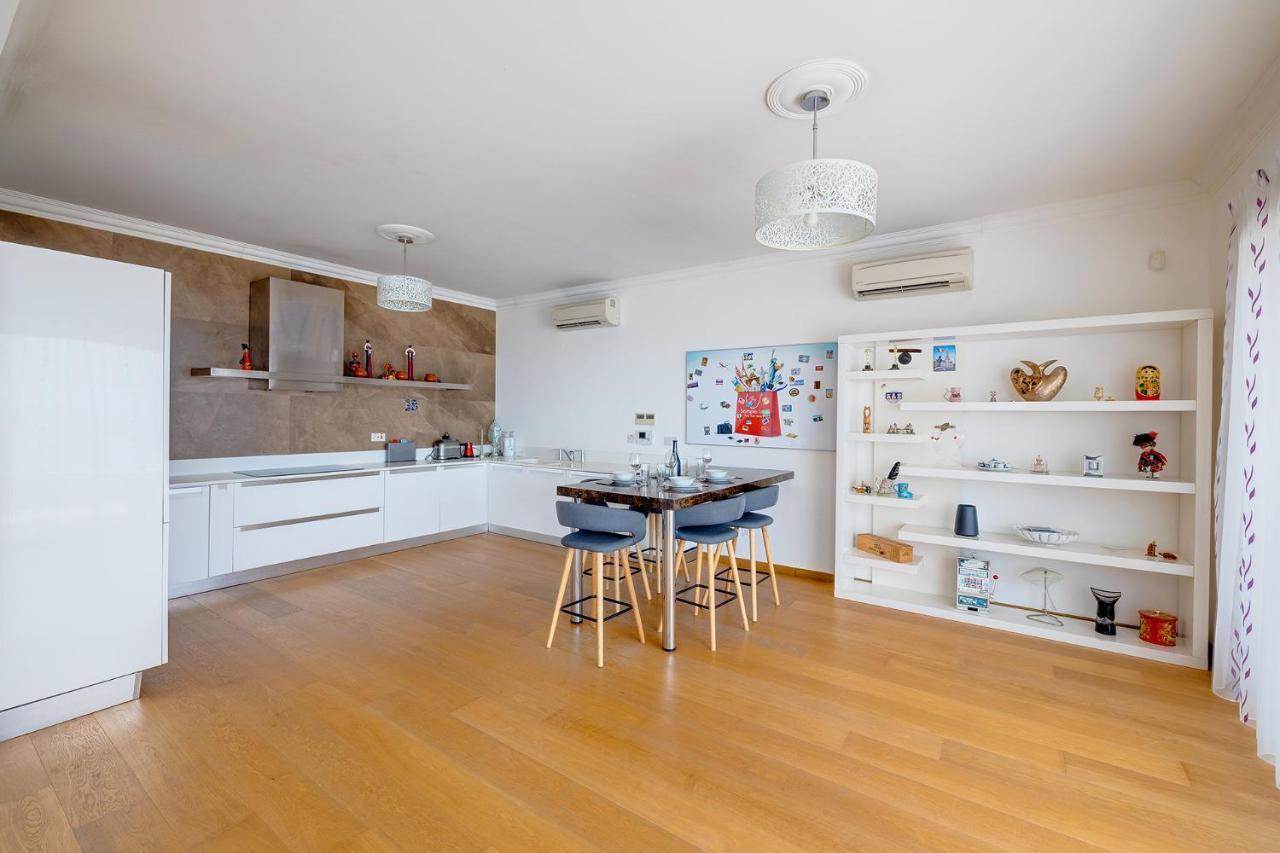Seafront Apartment In Sliema With Pool, Upmarket Complex Exterior photo
