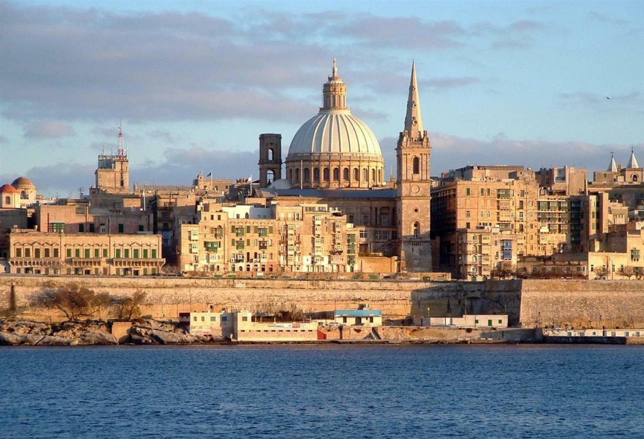 Seafront Apartment In Sliema With Pool, Upmarket Complex Exterior photo