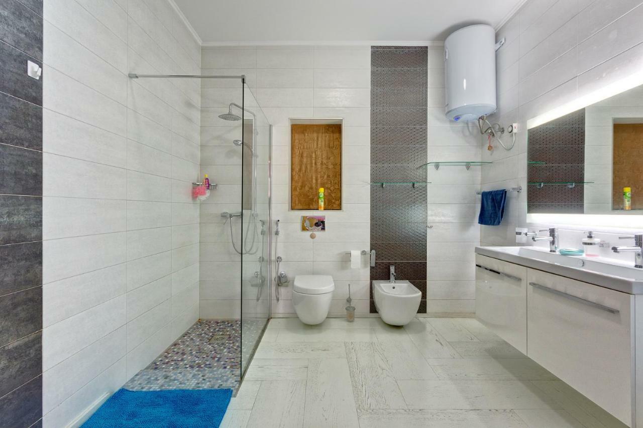 Seafront Apartment In Sliema With Pool, Upmarket Complex Exterior photo